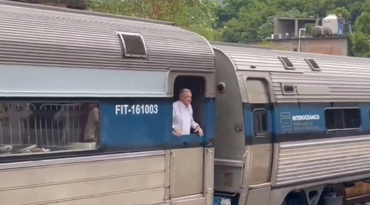 ¡A bordo! AMLO prueba por primera vez el Tren Transístmico; conoce sus rutas