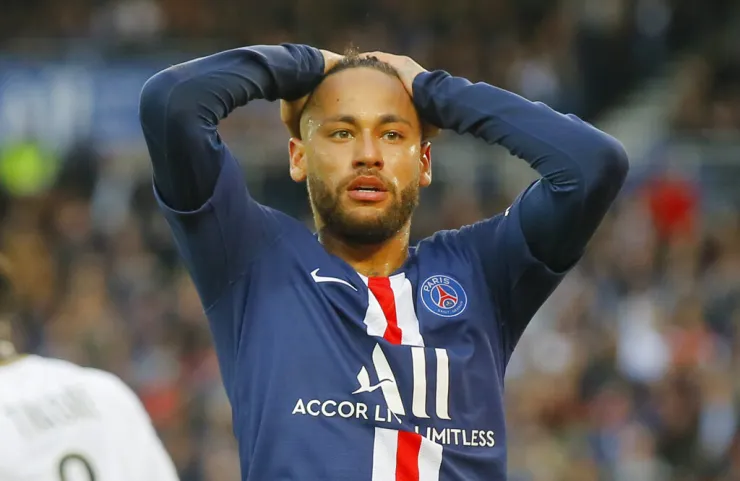 El delantero brasileño Neymar lamenta tras desperdiciar una ocasión de gol del Paris Saint-Germain en el partido de la liga francesa ante Angers, en el estadio Parc des Princes en París, el sábado 5 de octubre de 2019. Imagen: AP