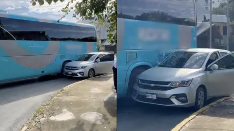 ¡Lo APLASTÓ! Se reporta accidente entre autobús y vehículo particular en Av. Javier Rojo Gómez en Cancún