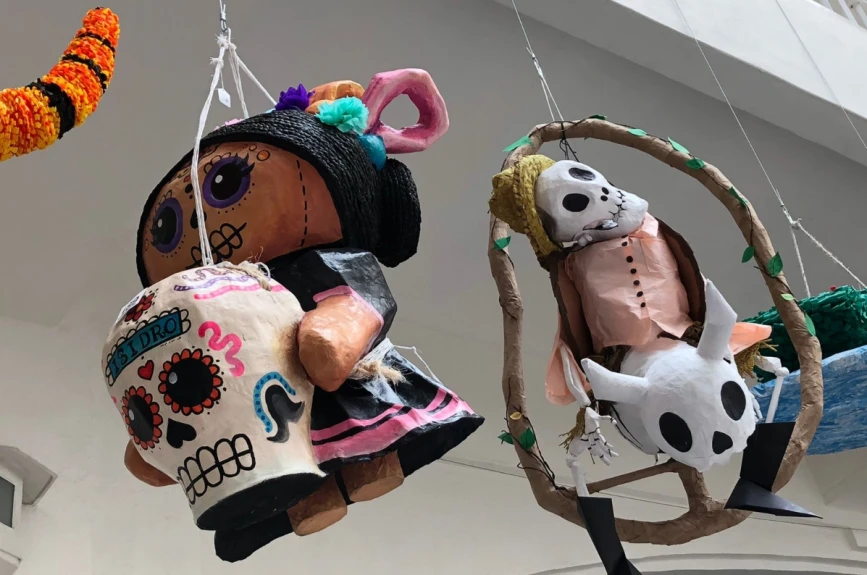 Calaveras que plasman en las piñatas otra tradición mexicana.