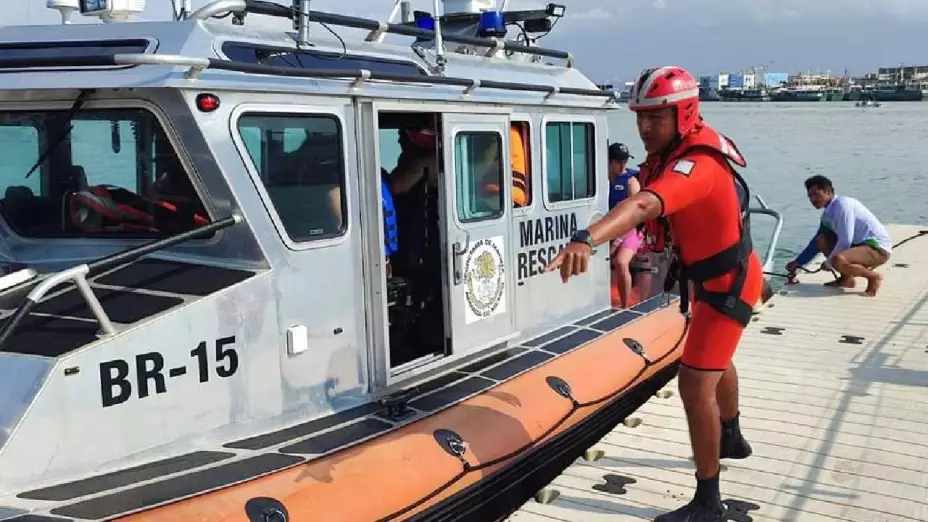 Rescatan a personas de embarcación hundida en Progreso