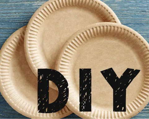 No tires los platos descartables: recíclalos para hacer una pandereta para entretener a los niños