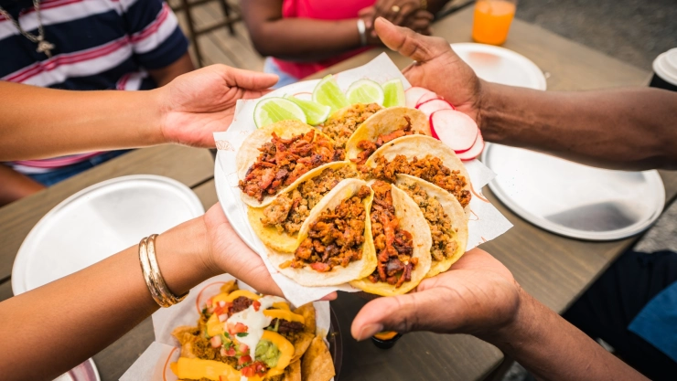 Grupo comparte plato de tacos mexicanos