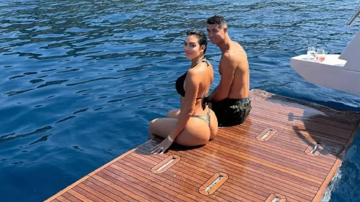 ¡MANO! Cristiano Ronaldo manosea a Georgina sin temor a nada (FOTOS).jpg