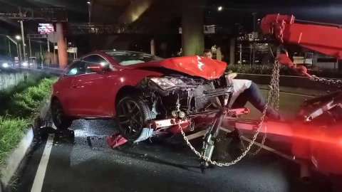 Imágen de grúa levantando auto siniestrado en Periférico Sur el 6 de julio de 2025.