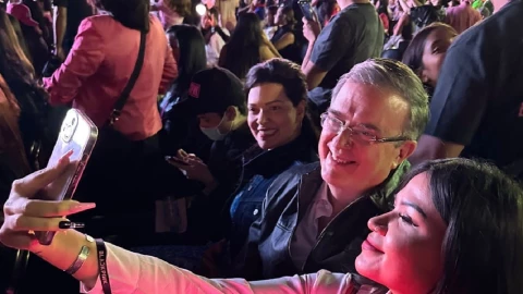 El canciller Marcelo Ebrard asistió al primer concierto de Blackpink en México.