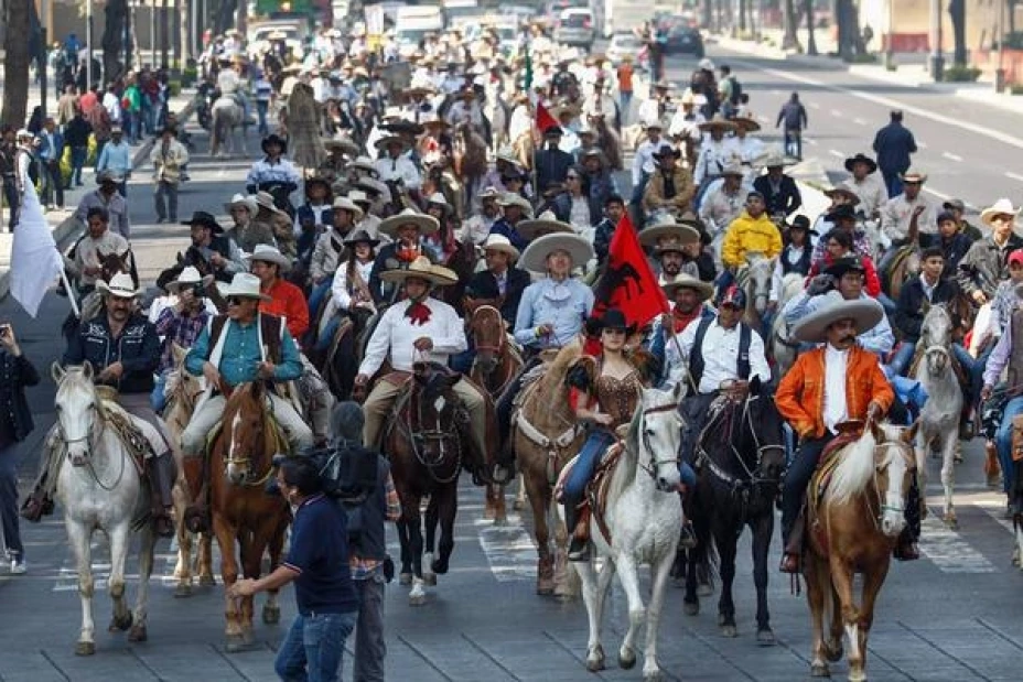 Cientos de personas recorrieron avenida Reforma, este sábado 6 de diciembre, para conmemorar los 100 años de la entrada de Francisco Villa y Emiliano Zapata a la capital del país.