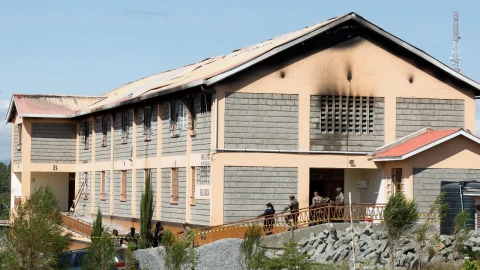 Padres toman fotografías de las ruinas del dormitorio tras un incendio nocturno en la escuela secundaria Utumishi Girls’ Academy en Gilgil, condado de Nakuru, Kenia , el 28 de mayo de 2026.