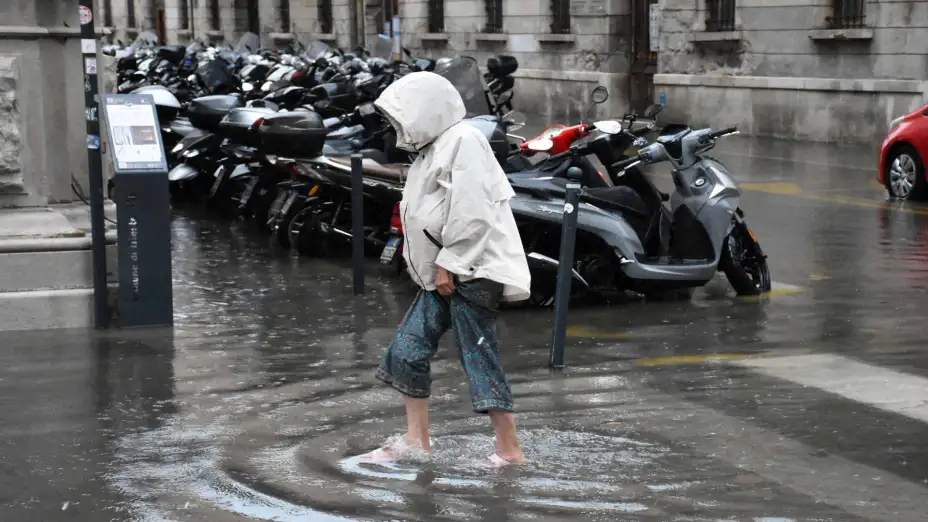 Fuertes lluvias inundan calles en ciudades de Italia.