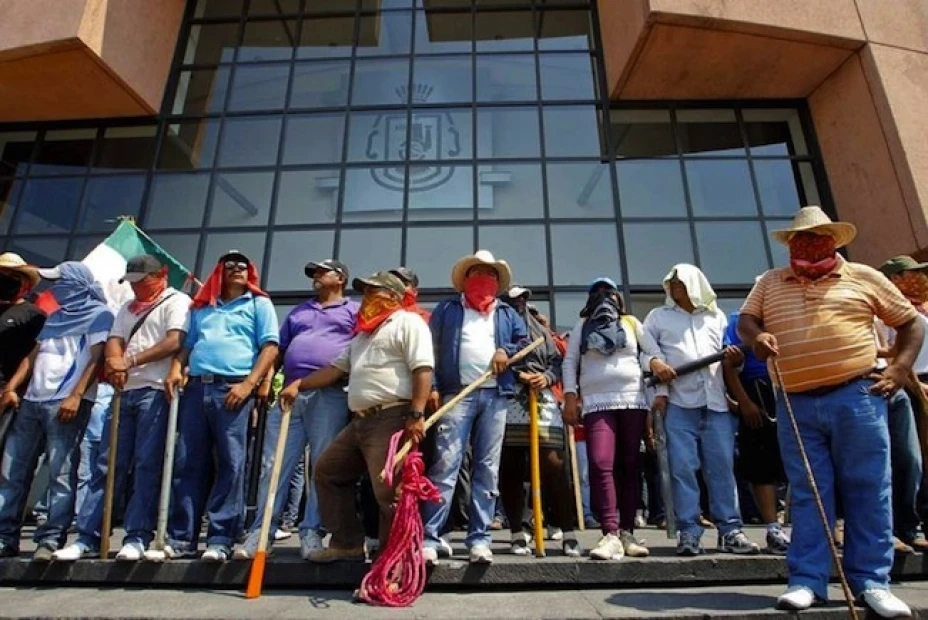 Integrantes del movimiento lanzaron piedras y quebraron dos ventanales del edificio de la SNTE