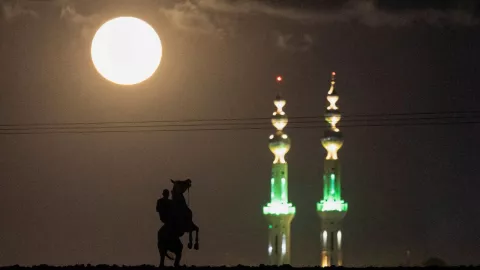 Eclipse lunar y superluna sorprenden al mundo