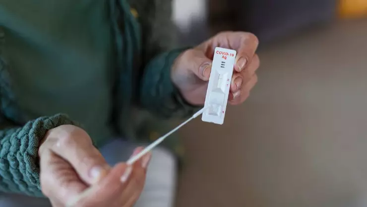 una mujer adulta realiza el test de coronavirus para cuidar de su salud