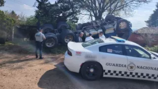 Tráiler volcó contra vivienda tras accidente en la carretera Apizaco-Tejocotal hoy: Hay cierre