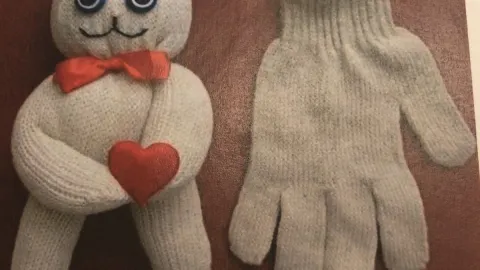 Crea peluches para tus hijos con guantes que ya no usas
