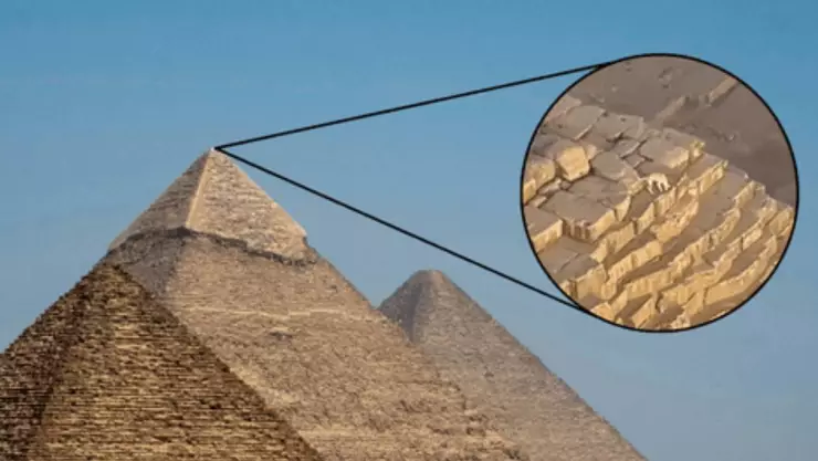 perro aparece en la cima de la Gran Pirámide de Giza