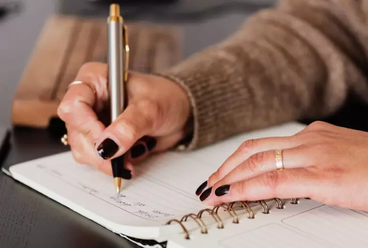 ¿Qué dice de ti la forma en que escribes la letra T, según la grafología?