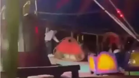 VIDEO_ Silla se desprende de juego mecánico en feria y deja heridos.jpg