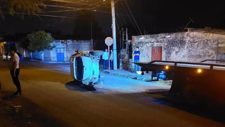 Fuerte accidente entre un auto y un Va y Ven por pasarse un alto