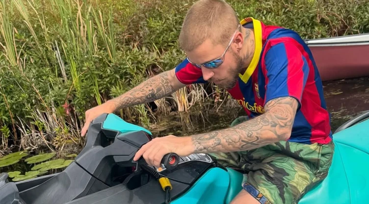 justin bieber ropa interior scooter.png