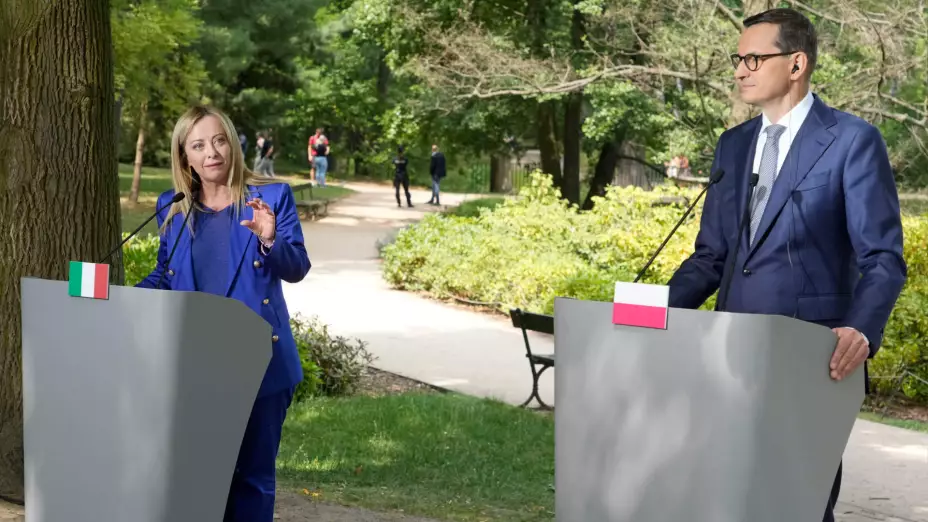 Los primeros ministros de Italia, Giorgia Meloni, y de Polonia, Mateusz Morawiecki.