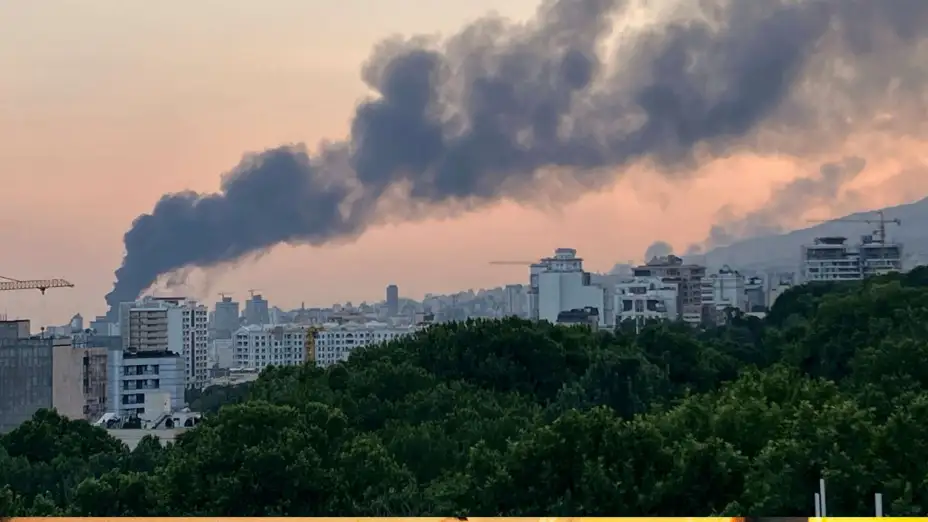 Edificio de la televisora estatal iraní tras un ataque israelí en Teherán.