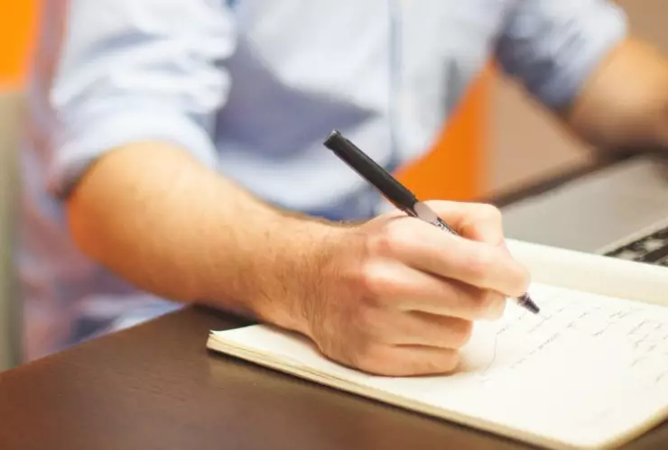 Por qué algunas personas escriben en mayúsculas, según la psicología.jpg