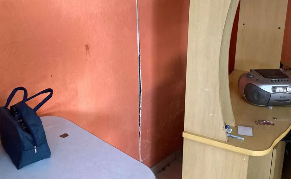 Derrumbe en Camino Verde afecta pared de vivienda, es zona de riesgo