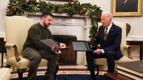 Zelensky entrega reconocimiento a Joe Biden