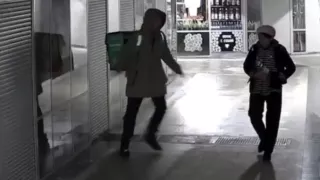Video muestra a repartidor pateando a mujer mayor en Rusia