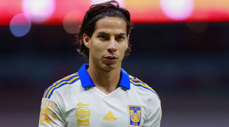 Diego Lainez en su debut con Tigres