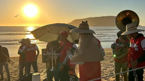 Banda Sinaloense en playa de Mazatlán.