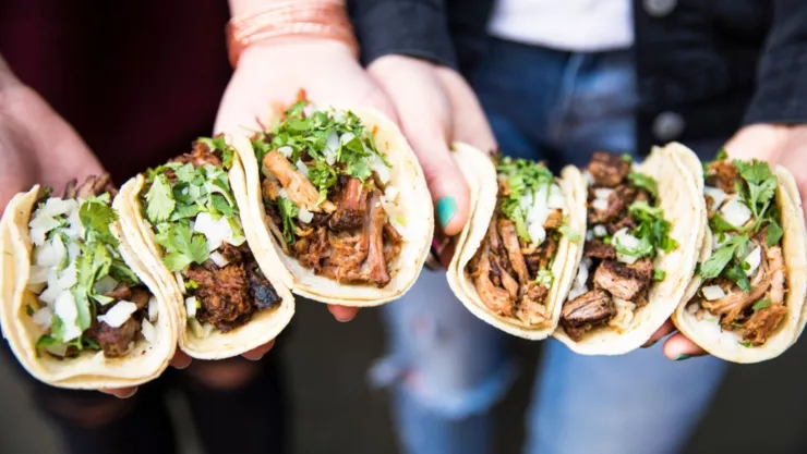 Seis tacos de carne de res y de cerdo.