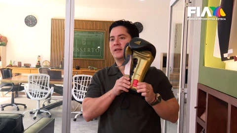 Marte C&aacute;zarez con uno de los guantes de box que se utilizaron en los Juegos Ol&iacute;mpicos de Par&iacute;s 2024, una colaboraci&oacute;n entre Adidas y Desserto