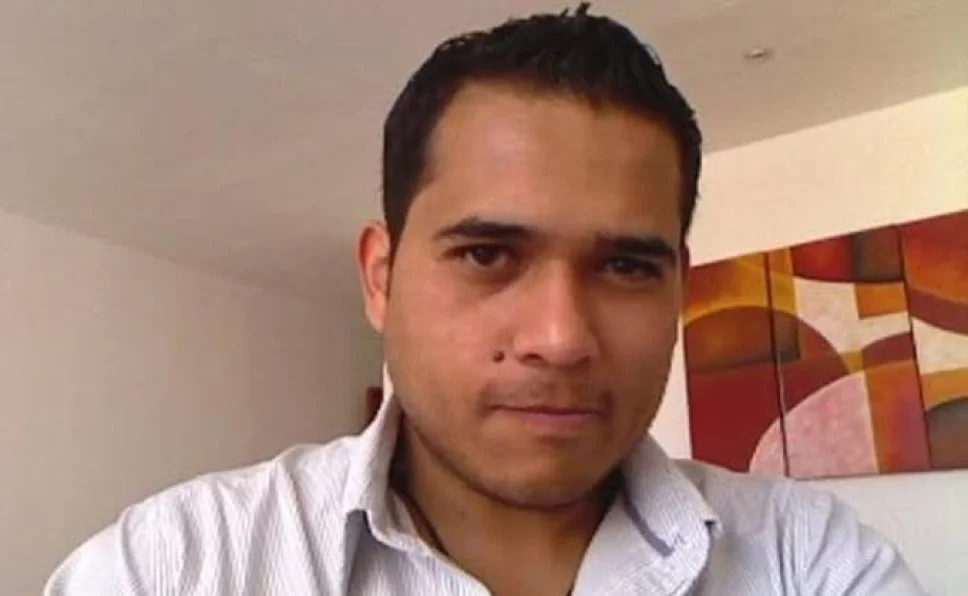 El periodista Abraham Mendoza fue asesinado a bordo de su automóvil en la ciudad de Morelia, Michoacán.