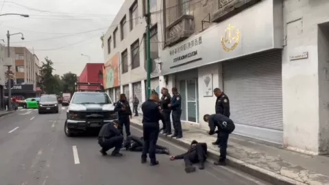 Policías de la CDMX derrapan en plena escolta en el Centro y quedan heridos