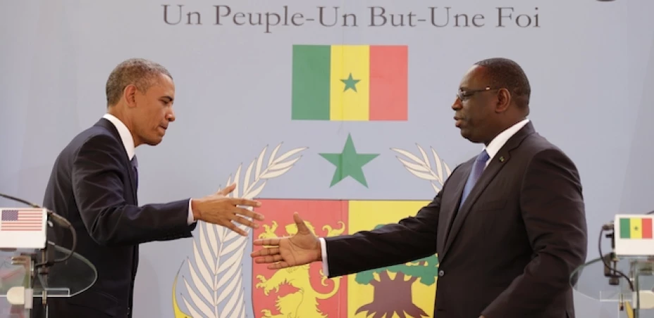 Barack Obama (izquierda) saluda a su contraparte de Senegal, Macky Sall