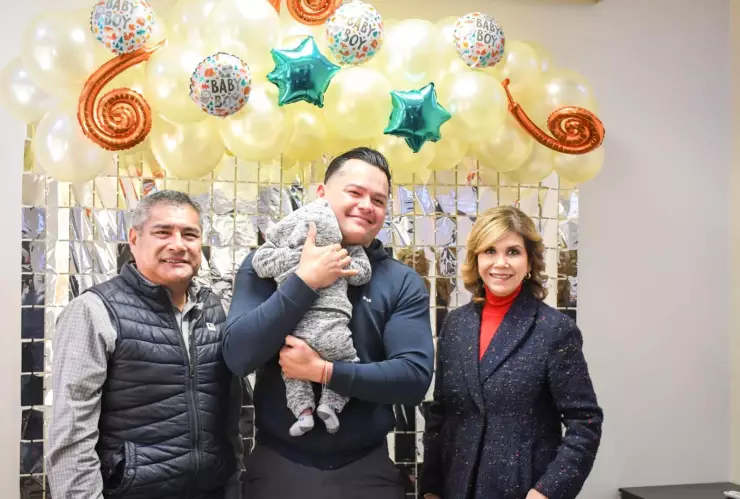 primer hombre soltero que adopta un bebe en mexico.jpg