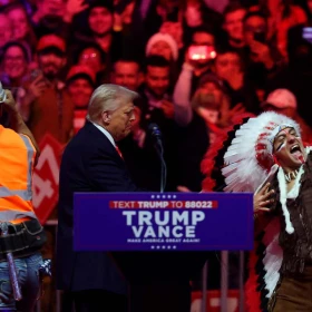 mitin_donald_trump_washington_post_hombres_disfraz_apache_auditorio