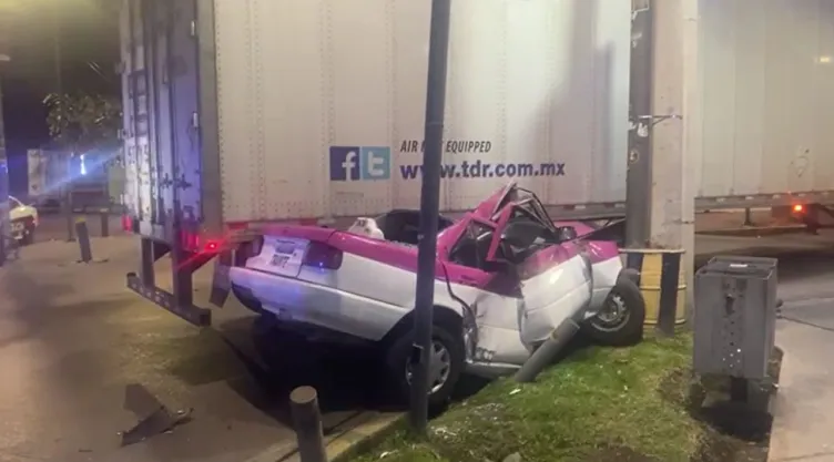 CDMX: Taxista queda prensado por un tráiler mientras circulaba en Iztapalapa