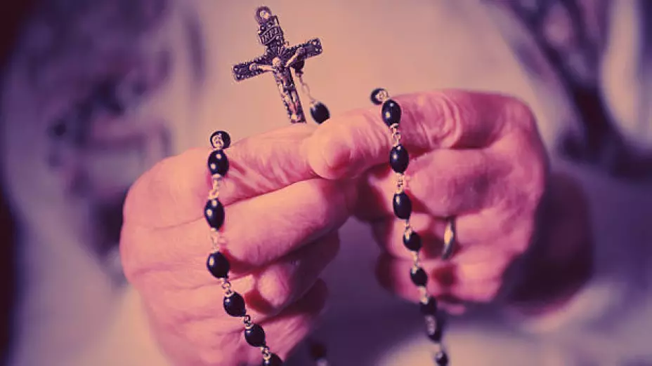 sacerdote asaltado en estacionamiento