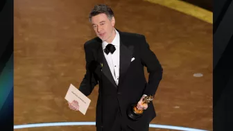 Peter Straughan se llevó el Premio a Mejor Guion Adaptado, por ‘Conclave’ en los Premios Oscars 2025. | Foto: Kevin Winter/Getty Images