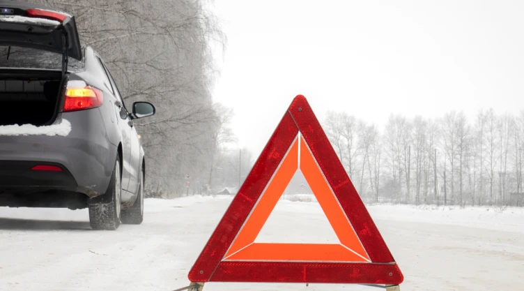 Señal de precaución sobre la nieve