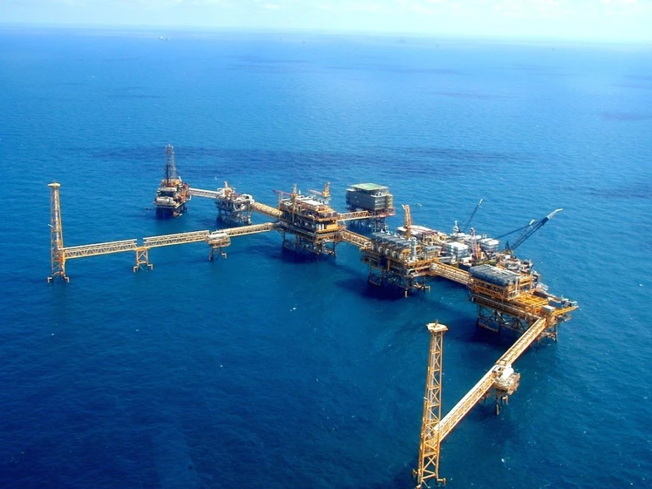 Reportan incendio en plataforma de PEMEX