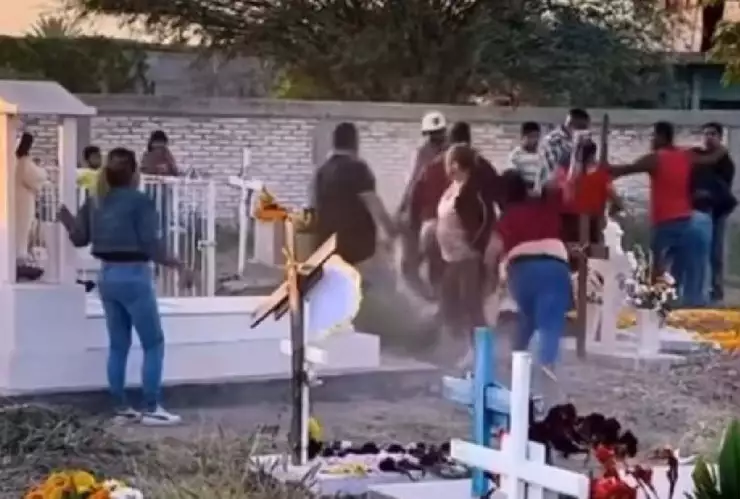 Video Pelea en panteón entre familias se viraliza en redes sociales