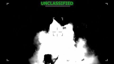 Imagen desde vehículo de Estados Unidos desde el que se lanzó un ataque contra una supuesta narcolancha en el Pacífico Oriental el 4 de diciembre de 2025