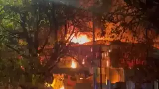 Así se vio el fuerte incendio que calcinó supermercado en Amalucan hoy 28 de noviembre de 2024