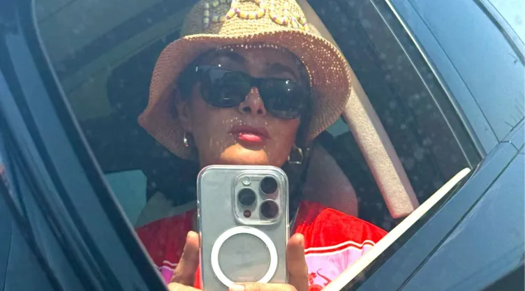 Salma Hayek imparte cátedra de cómo lucir un traje de baño de 2 piezas a mujeres de +50