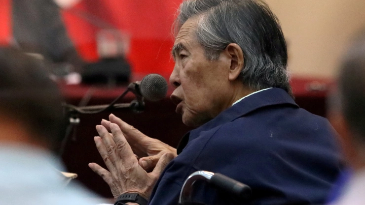 FOTO DE ARCHIVO: El expresidente de Perú Alberto Fujimori asiste a un juicio como testigo en la base naval en el Callao.
