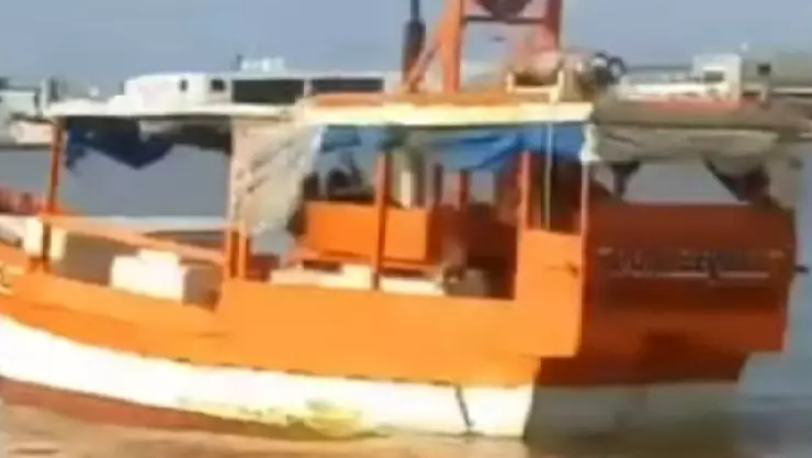 Embarcación extraviada en altamar fue remolcada a la orilla; esto se sabe del combustible