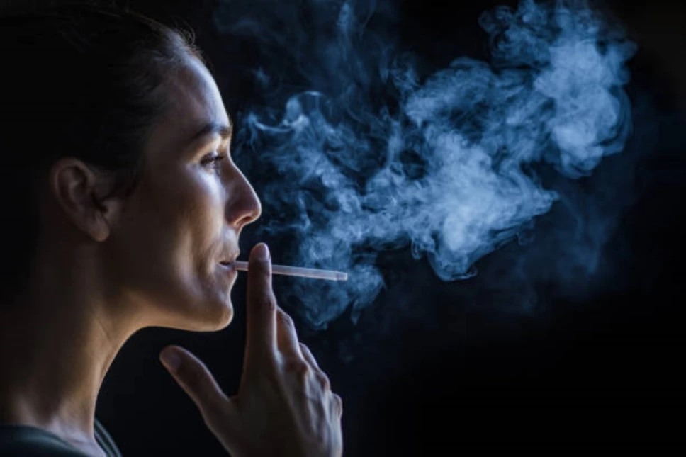 mujer fumando.jpg